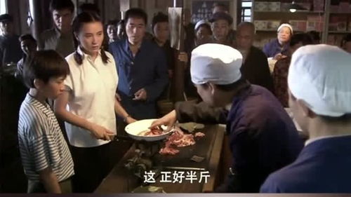 一群大老爷看女人抢肉,警察来了直接抓人,这令人窒息的操作 